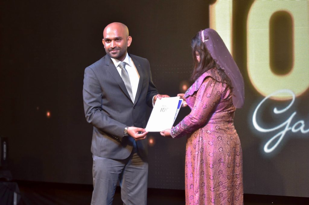 Ex Governor of MMA Dr. Azeema Adam and Managing Director of Maldives Getaways Mr Akhmeem Abdul Razzaq unveil the GOLD 100 Magazine 2016 