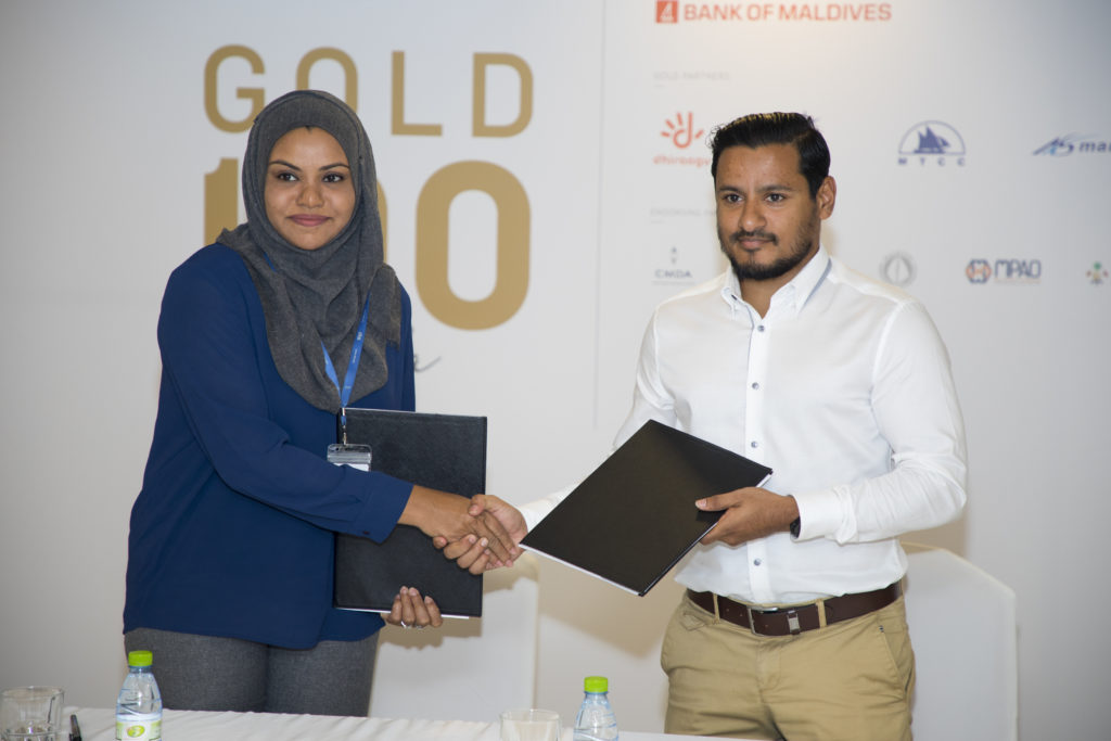 Maldives Getaways CEO Dr Hussain Sunny Umar signs with Gold Partner : STO